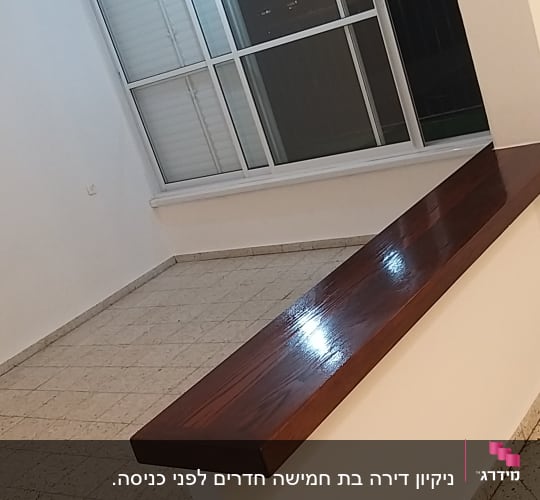 רצפה נקייה ומבריקה עם משטח עץ מבריק